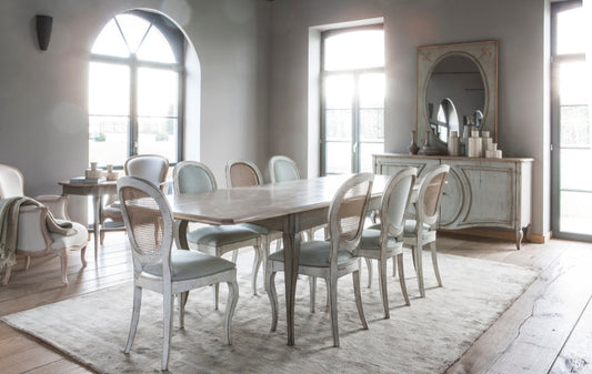 Tijdloze elegantie: klassieke meubelen in een modern interieur
