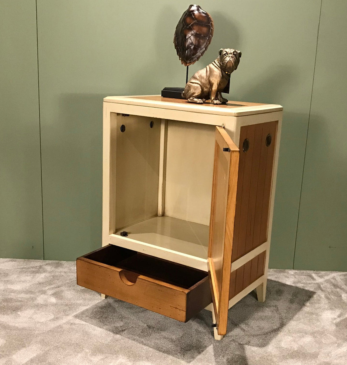 Polo cabinet