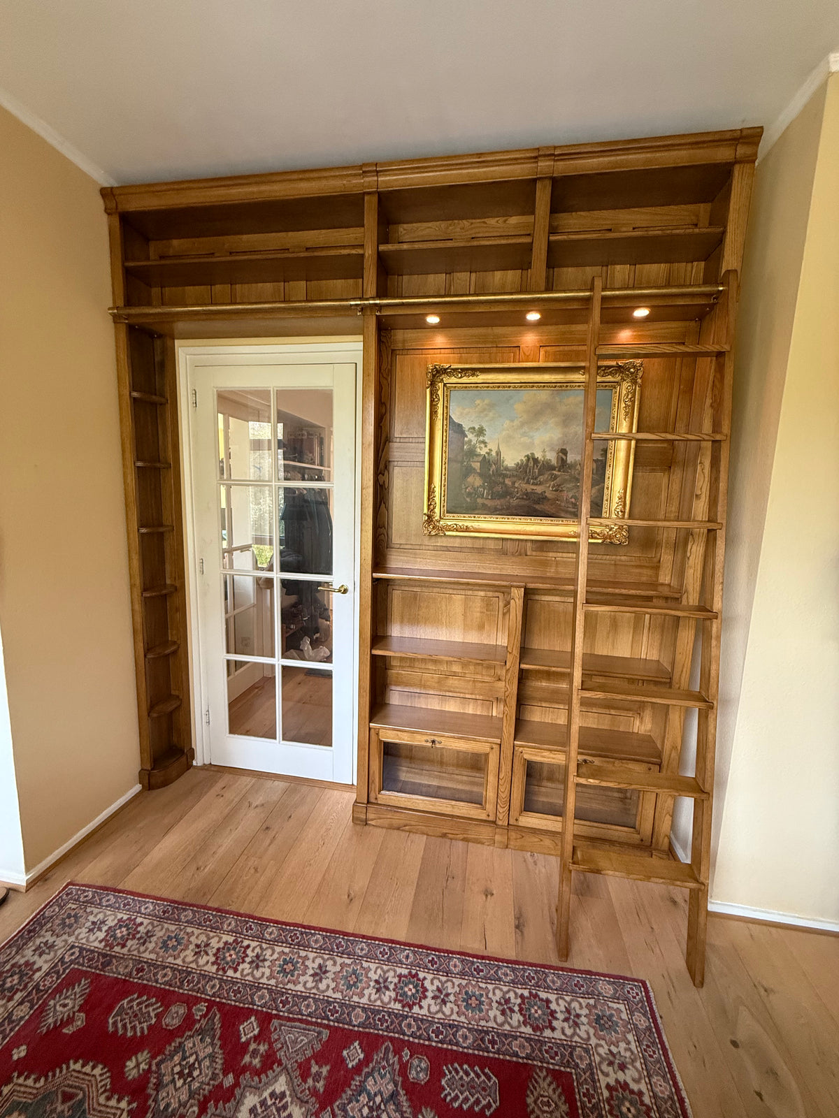 Woonkamer in Den Haag, boekenkast met ladder